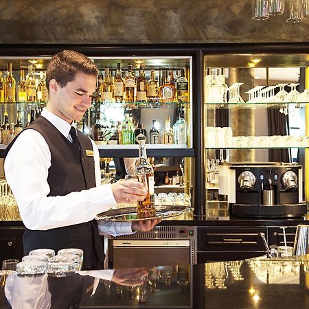 فندق فيكورز ريزيدنز - شلوس بيرج نينينج المظهر الخارجي الصورة A bartender at work