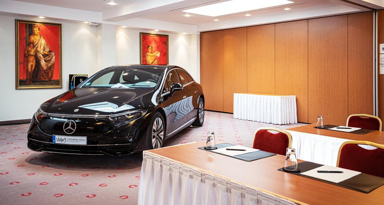 فندق فيكورز ريزيدنز - شلوس بيرج نينينج المظهر الخارجي الصورة A Mercedes-Benz S-Class in the VIP Lounge at the airport