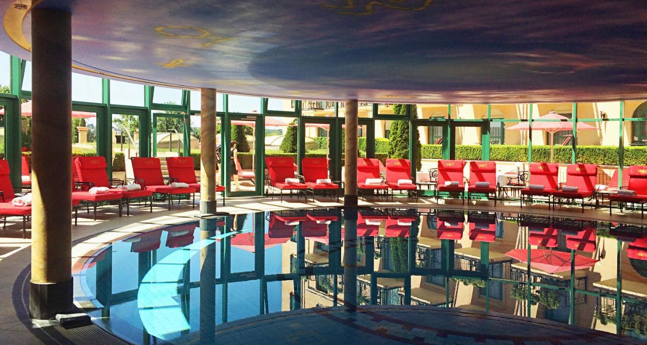 فندق فيكورز ريزيدنز - شلوس بيرج نينينج المظهر الخارجي الصورة The pool at the MGM Grand