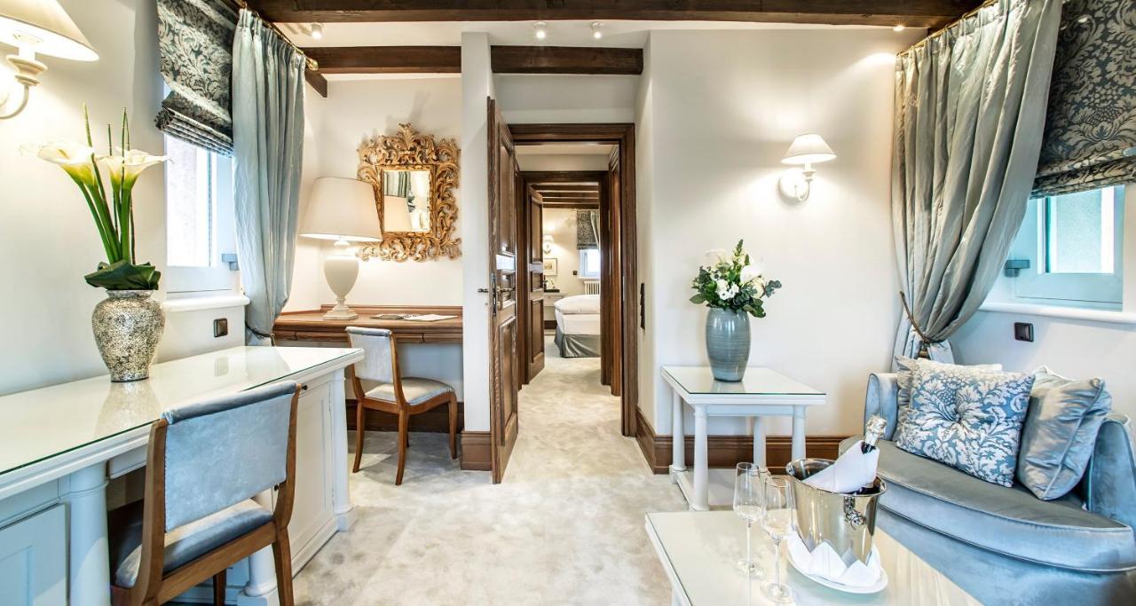 فندق فيكورز ريزيدنز - شلوس بيرج نينينج المظهر الخارجي الصورة The interior of a suite at The Swan