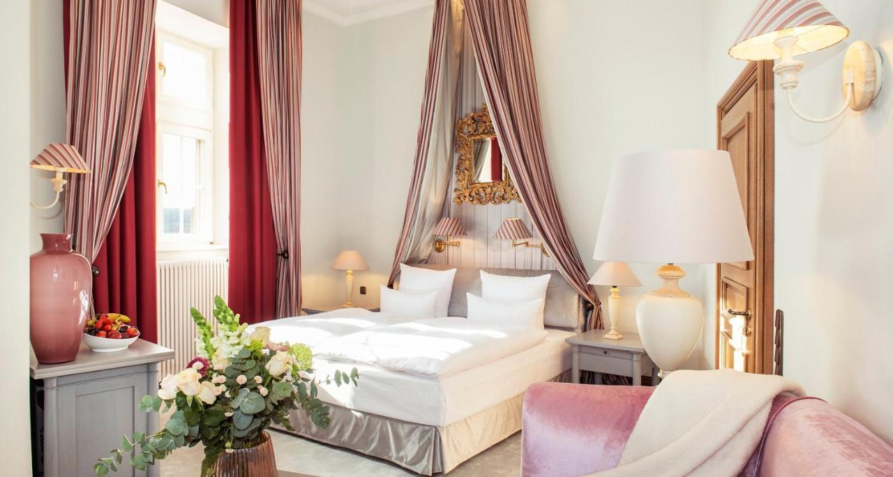 فندق فيكورز ريزيدنز - شلوس بيرج نينينج المظهر الخارجي الصورة A room at the Hotel Axelmannstein