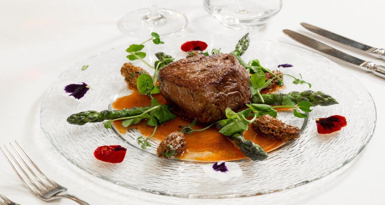 فندق فيكورز ريزيدنز - شلوس بيرج نينينج المظهر الخارجي الصورة A steak prepared sous-vide