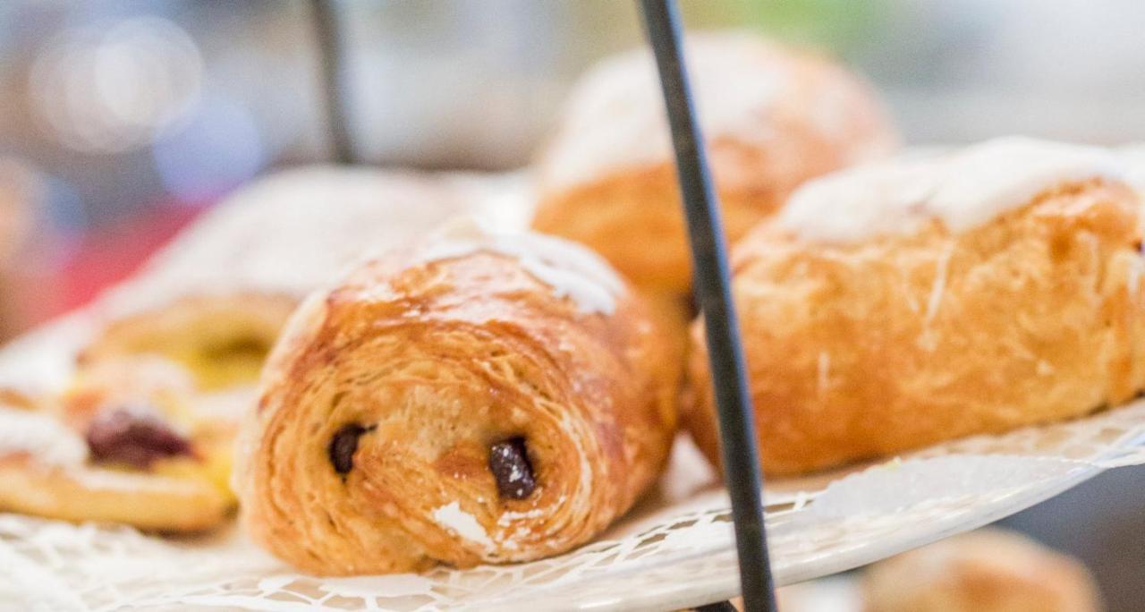 فندق فيكورز ريزيدنز - شلوس بيرج نينينج المظهر الخارجي الصورة Pain au chocolat