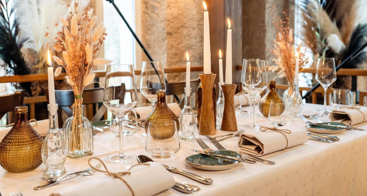 فندق فيكورز ريزيدنز - شلوس بيرج نينينج المظهر الخارجي الصورة A table set for a meal