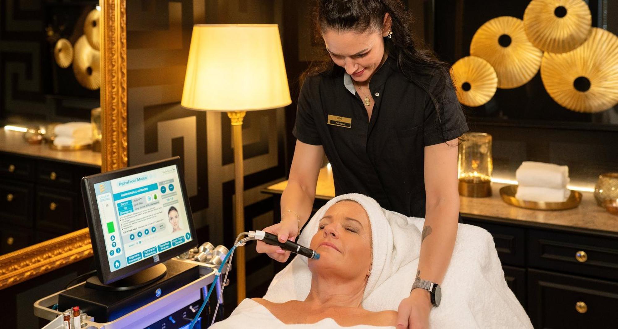 فندق فيكورز ريزيدنز - شلوس بيرج نينينج المظهر الخارجي الصورة A woman receiving a facial treatment