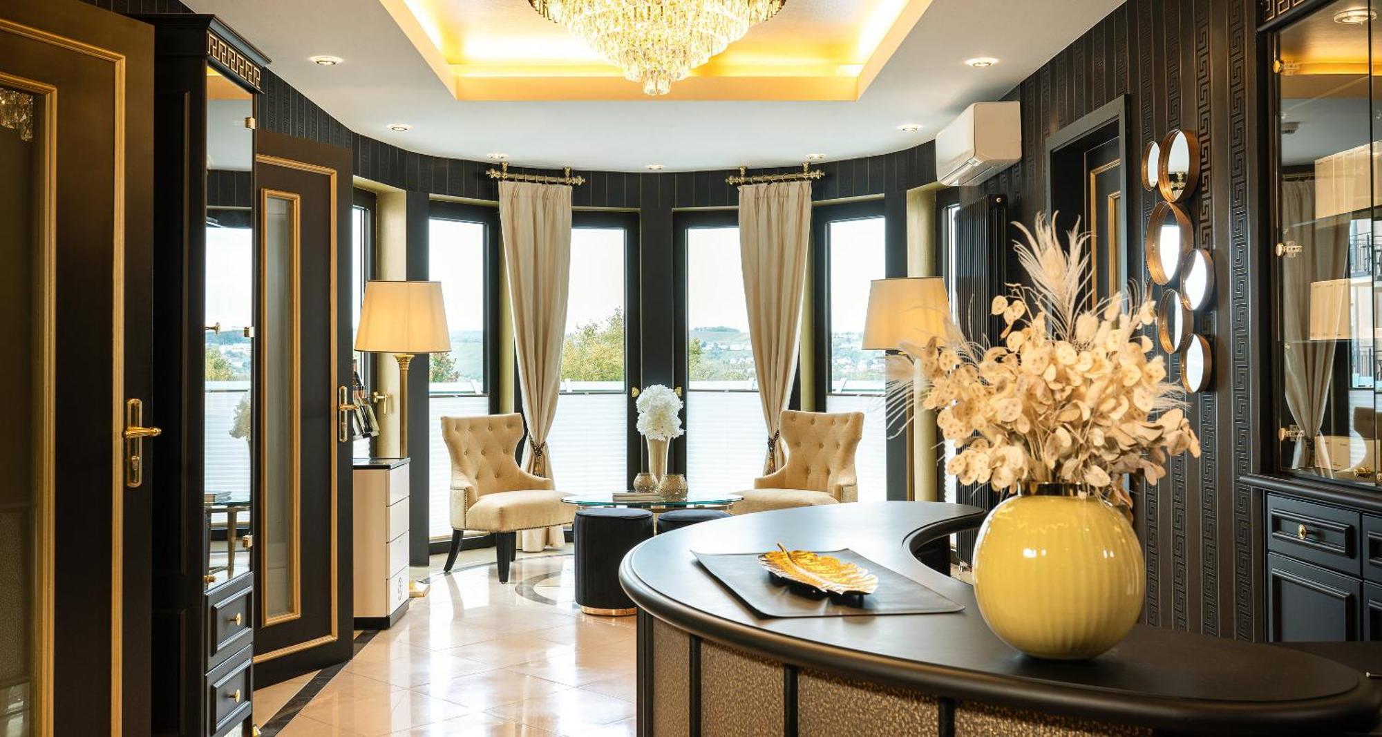 فندق فيكورز ريزيدنز - شلوس بيرج نينينج المظهر الخارجي الصورة The lobby of the hotel