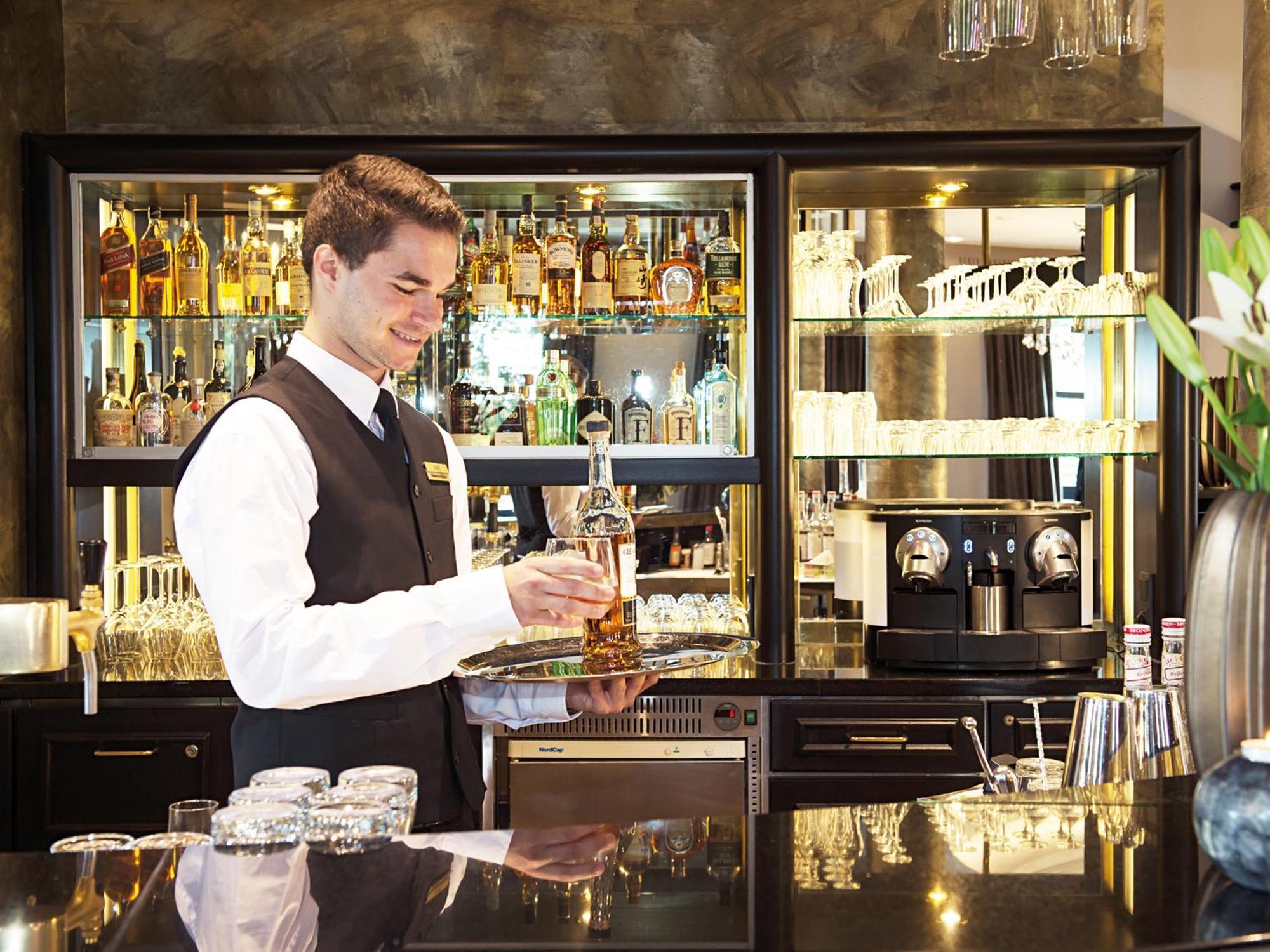 فندق فيكورز ريزيدنز - شلوس بيرج نينينج المظهر الخارجي الصورة A bartender at work
