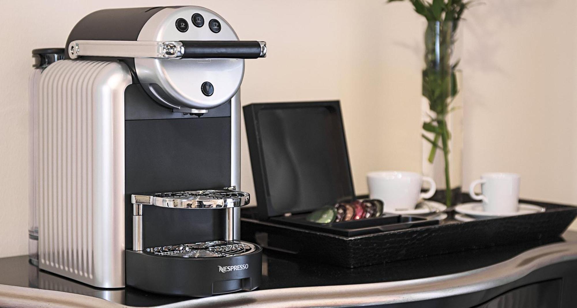 فندق فيكورز ريزيدنز - شلوس بيرج نينينج المظهر الخارجي الصورة A Nespresso coffee machine