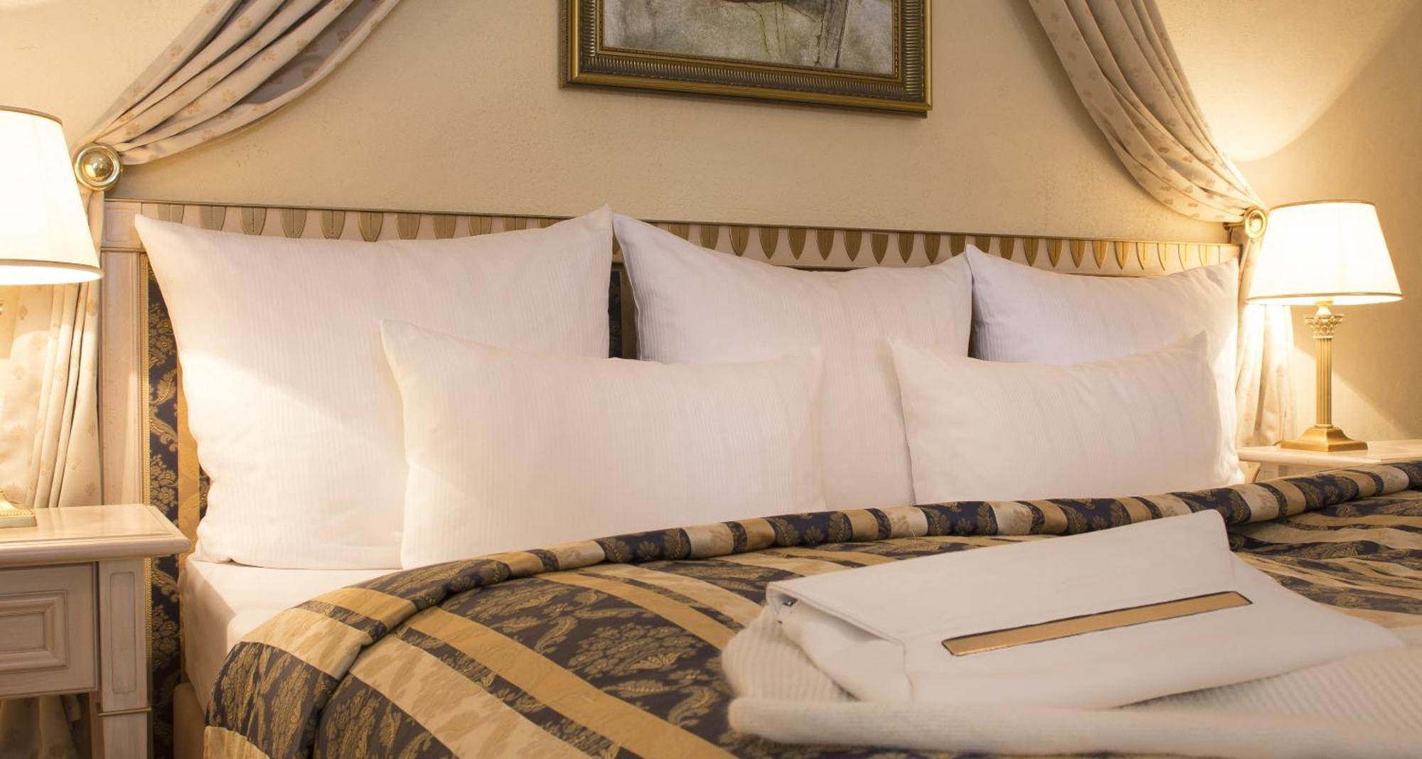 فندق فيكورز ريزيدنز - شلوس بيرج نينينج الغرفة الصورة Pillows on a bed