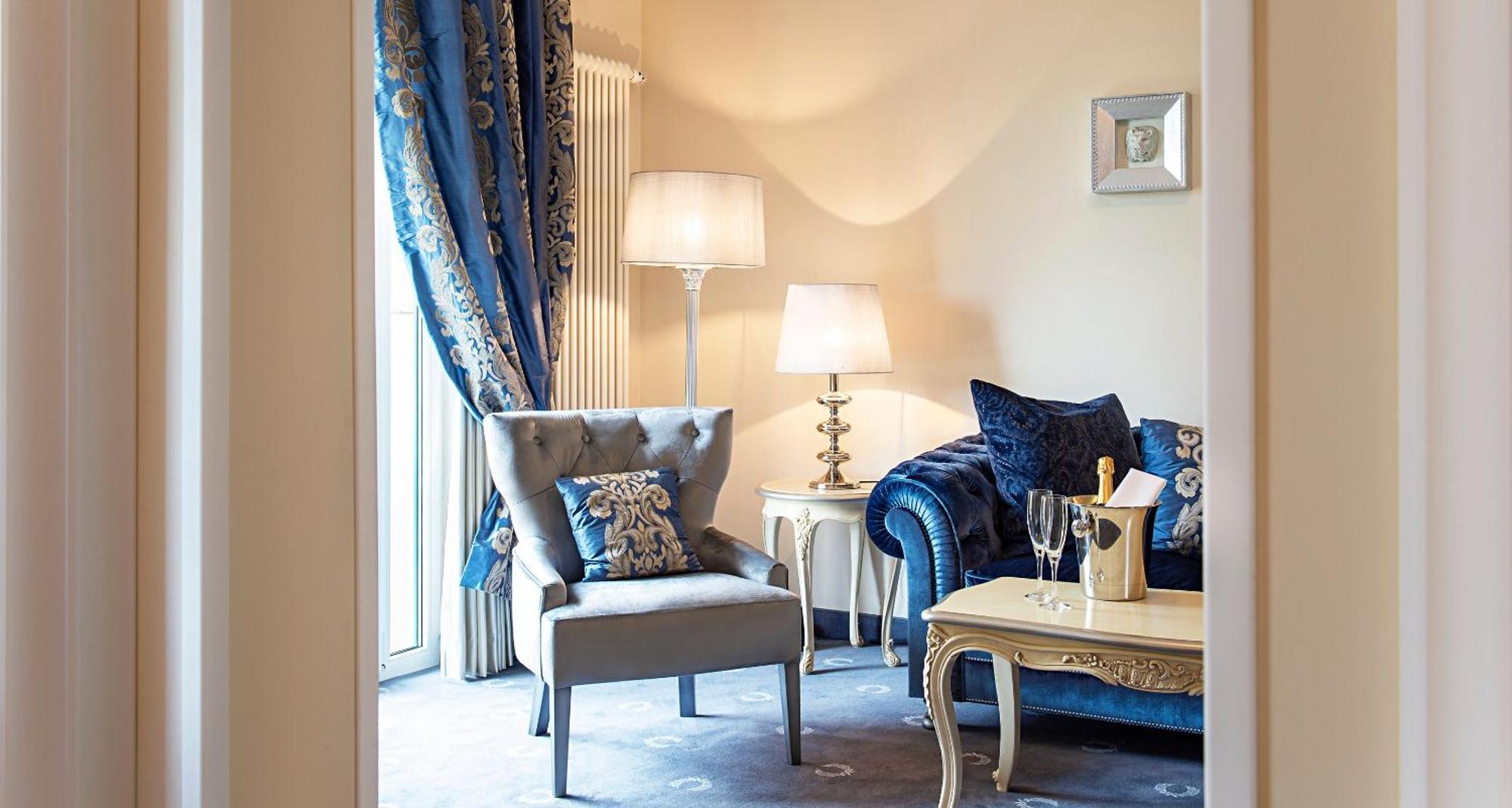 فندق فيكورز ريزيدنز - شلوس بيرج نينينج الغرفة الصورة A suite at the hotel