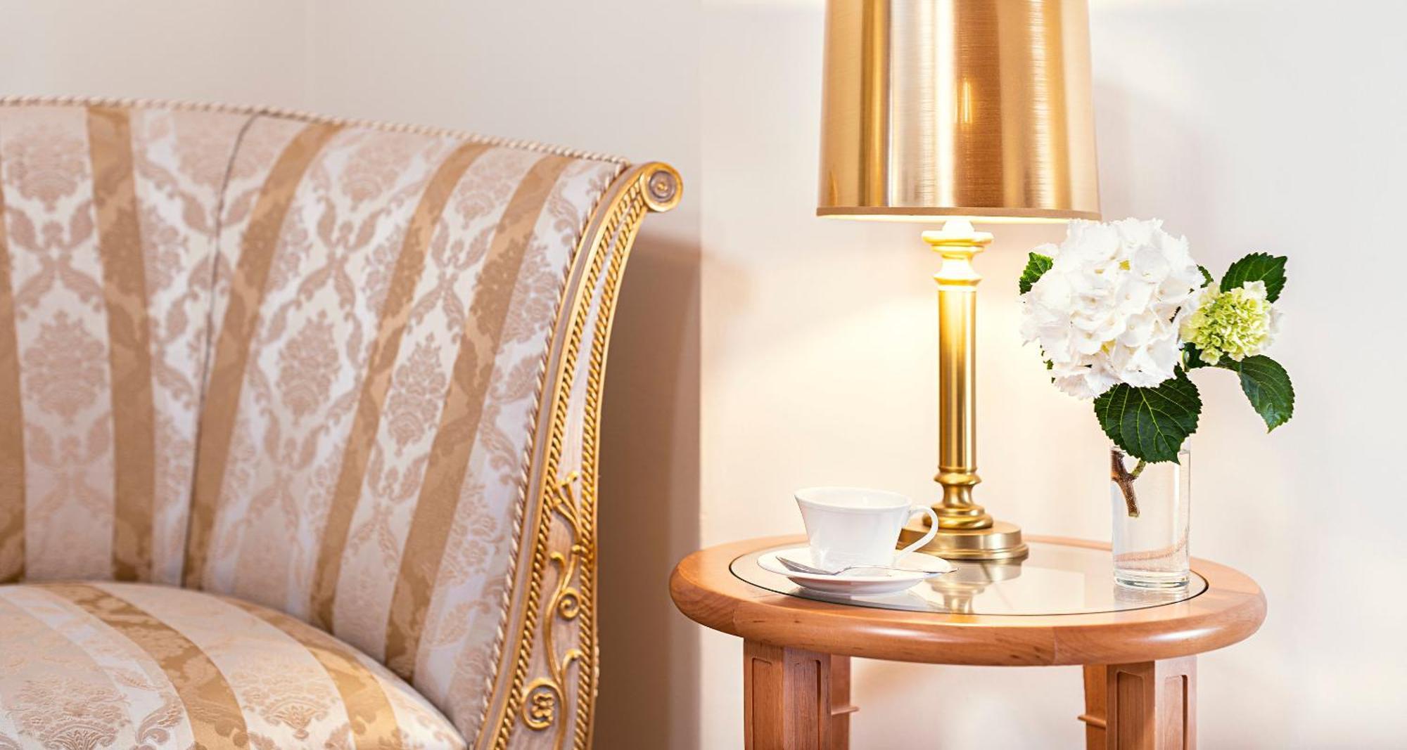 فندق فيكورز ريزيدنز - شلوس بيرج نينينج الغرفة الصورة A lamp on a bedside table