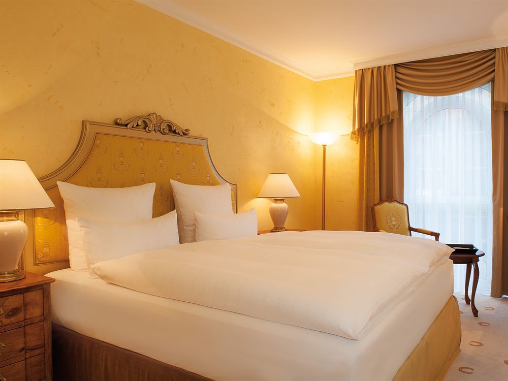 فندق فيكورز ريزيدنز - شلوس بيرج نينينج المظهر الخارجي الصورة A typical hotel room