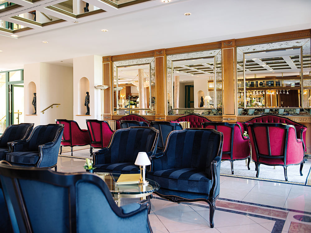 فندق فيكورز ريزيدنز - شلوس بيرج نينينج المظهر الخارجي الصورة The lobby of the hotel