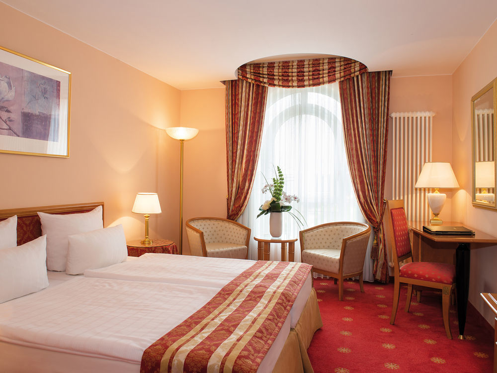 فندق فيكورز ريزيدنز - شلوس بيرج نينينج المظهر الخارجي الصورة A typical hotel room