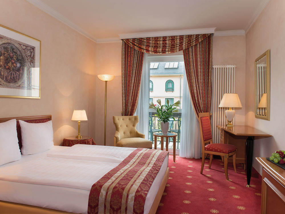 فندق فيكورز ريزيدنز - شلوس بيرج نينينج المظهر الخارجي الصورة A typical hotel room