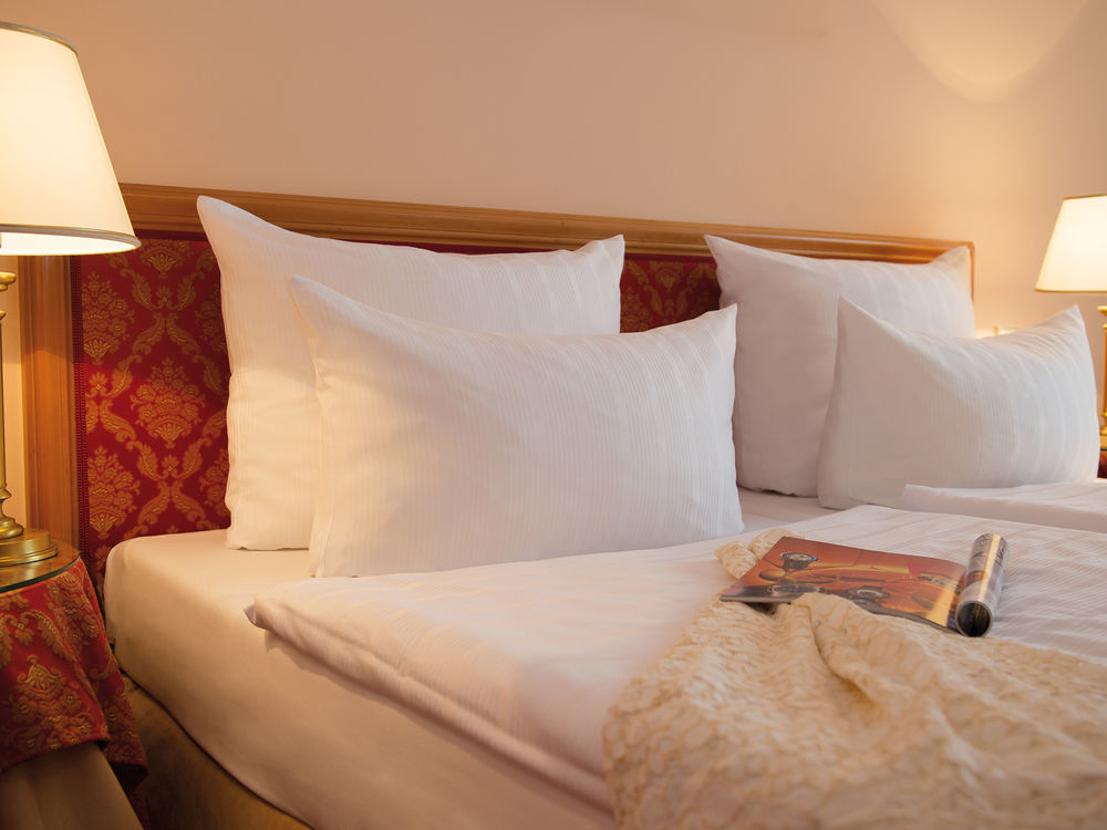 فندق فيكورز ريزيدنز - شلوس بيرج نينينج المظهر الخارجي الصورة Pillows on a bed