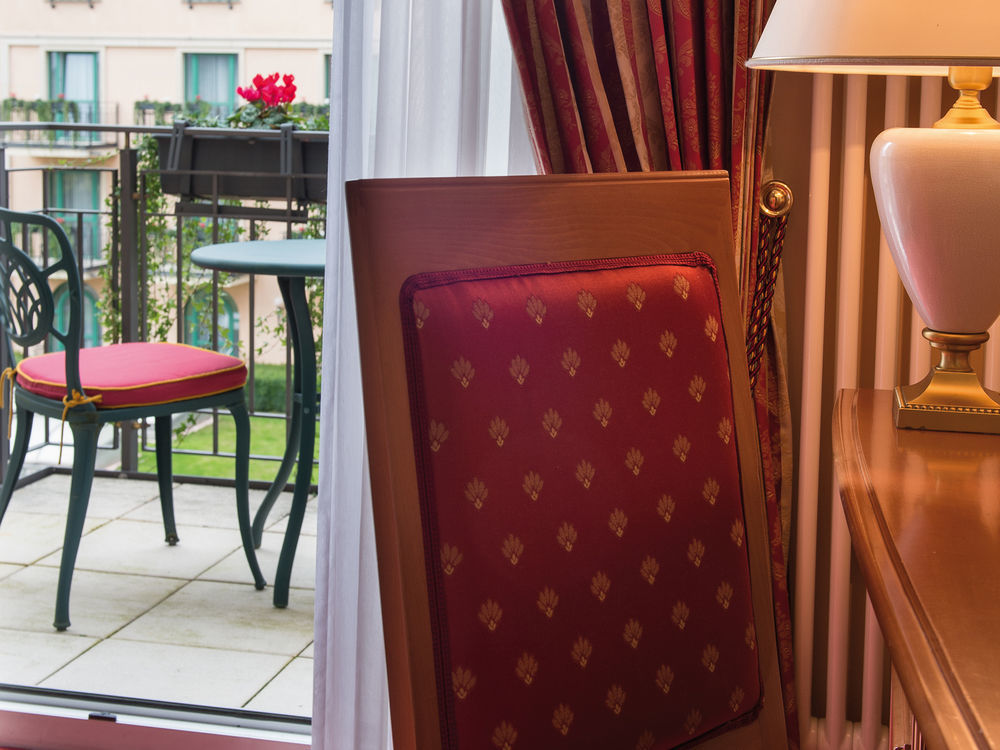 فندق فيكورز ريزيدنز - شلوس بيرج نينينج المظهر الخارجي الصورة A room at the hotel