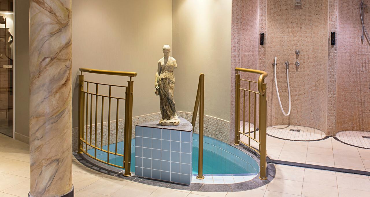 فندق فيكورز ريزيدنز - شلوس بيرج نينينج الغرفة الصورة A modern spa